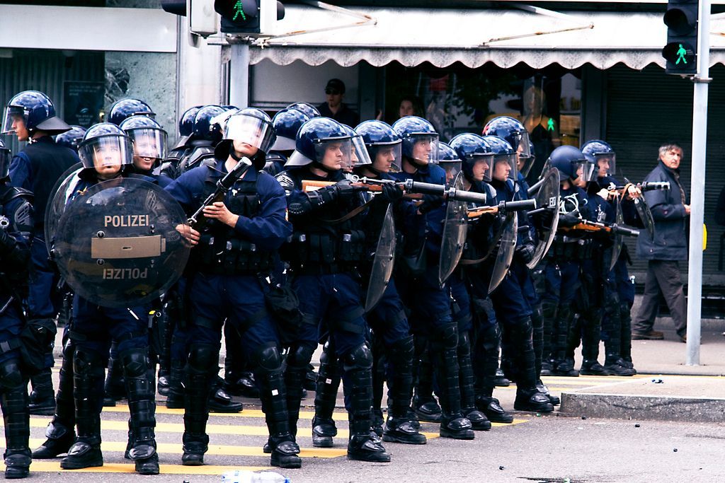 Mood image for Mehr Polizei + mehr Überwachung = friedlichere Jugend?