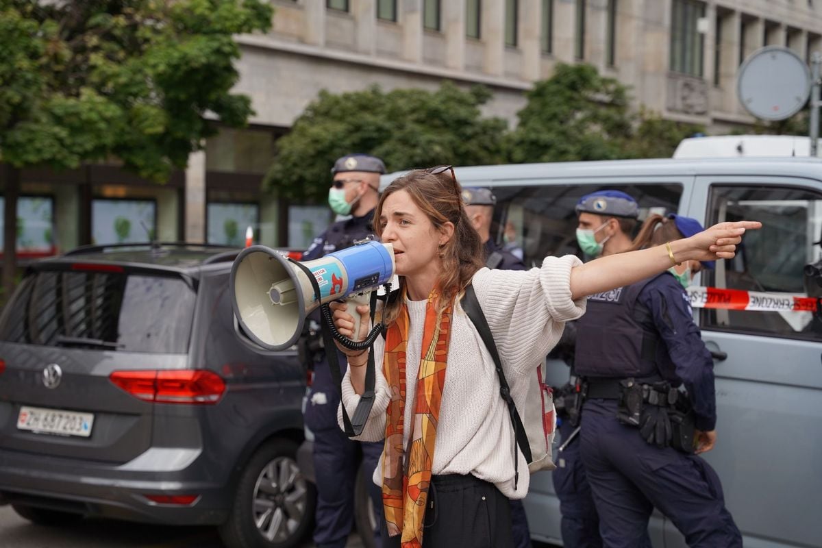 Mood image for 83 Festnahmen nach UBS & CS Blockade von Klima-Aktivist:innen