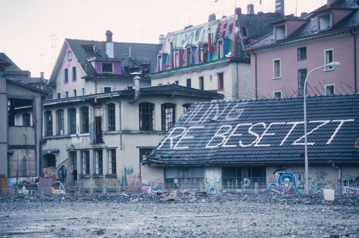 Ursprüngliche Beschriftung auf Dach: "Keine Räumung, 2 Jahre besetzt"