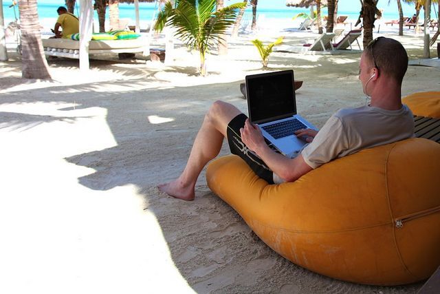 Mood image for Programmieren unter Palmen – Ein «Digital Nomad» erklärt seinen Job
