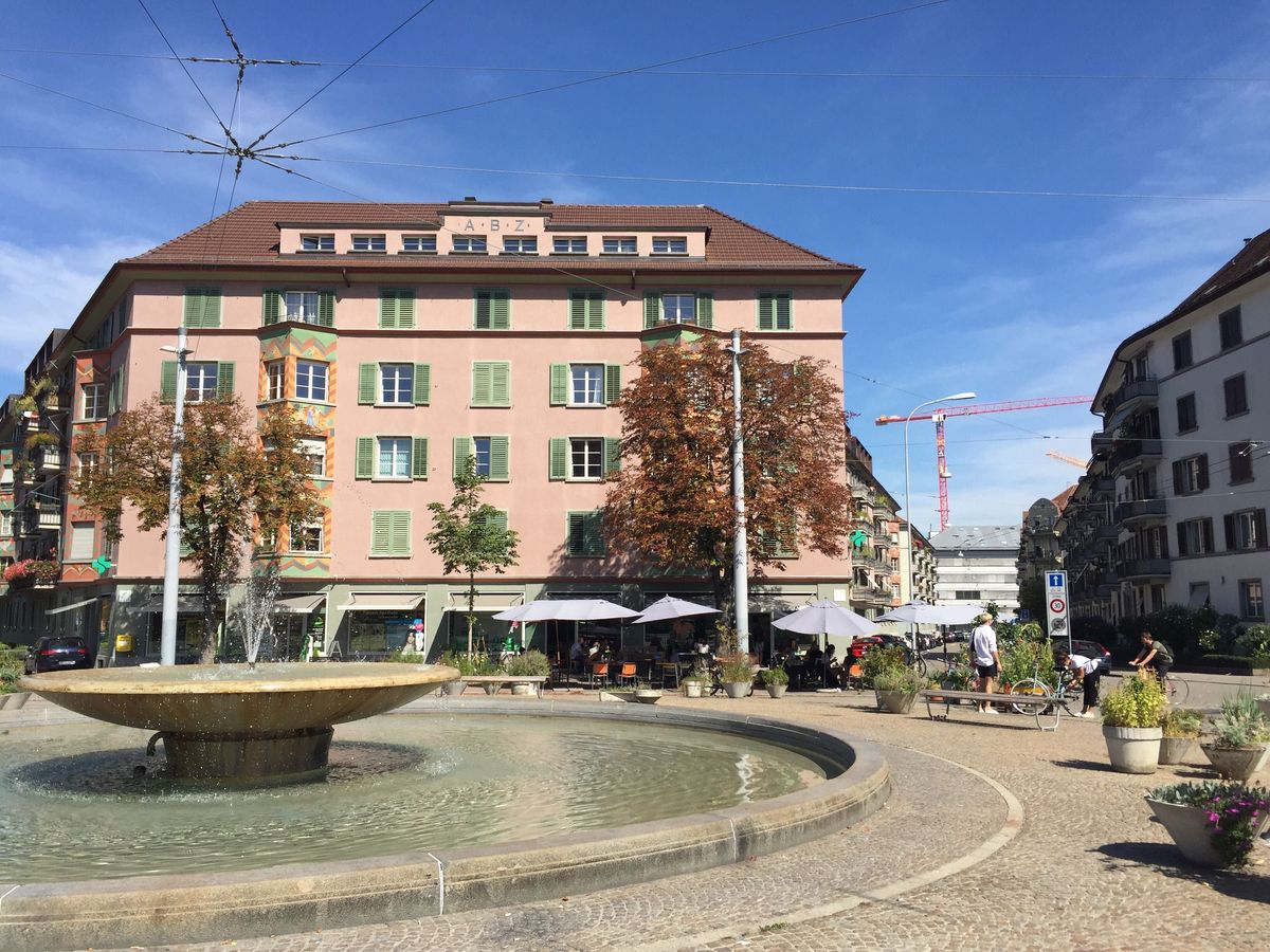 Mood image for 10 Plätze und Kaffees in Zürich, die viel Frühlingssonne bieten